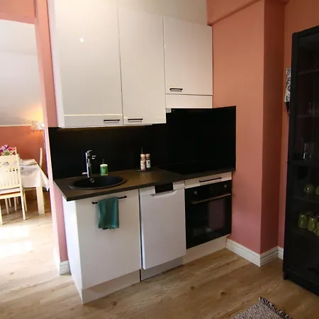 Keltaisen Kartanon Roosa Apartman