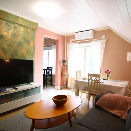 Keltaisen Kartanon Roosa Apartman